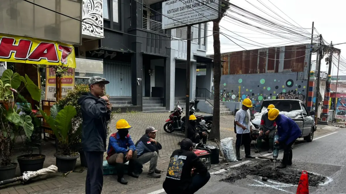 BINA MARGA DPUPR: Pemeliharaan ruas Jalan Abdul Ghani Bawah, Kelurahan Ngaglik, Kecamatan Batu beberapa hari lalu. ZANADIA MANIK FATIMAH/RADAR BATU