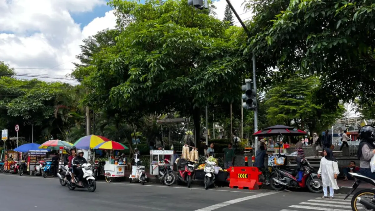 MASIH BERJUALAN: PKL di Alun-Alun Kota Wisata Batu.