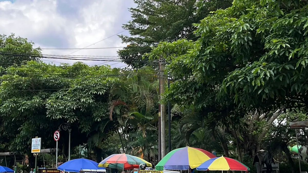 MENJAMUR: Para pedagang kaki lima (PKL) liar berjualan di Jalan Gajahmada, kawasan Alun-Alun Kota Wisata Batu beberapa hari lalu. ZANADIA MANIK FATIMAH/RADAR BATU 