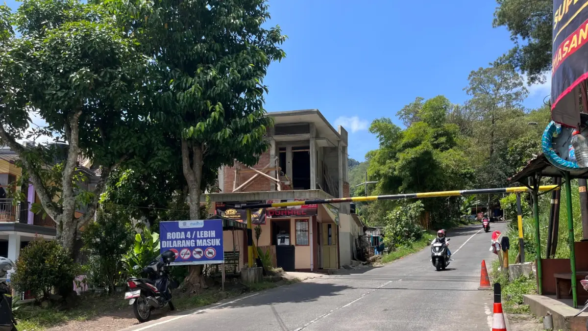 BERBAHAYA: Salah seorang pengendara sepeda motor matik tampak nekat melintas di Jalur Klemuk beberapa waktu lalu. ZANADIA MANIK FATIMAH/RADAR BATU