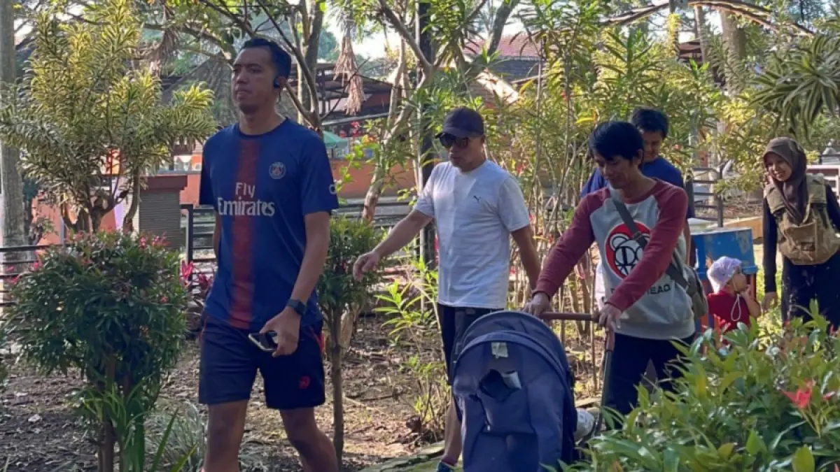 SEJUK: Salah seorang pengunjung berlari di area Taman Hutan Kota Bondas saat Car Free Day (CFD) MBatu Sae kemarin (12/4). ZANADIA MANIK FATIMAH/RADAR BATU 