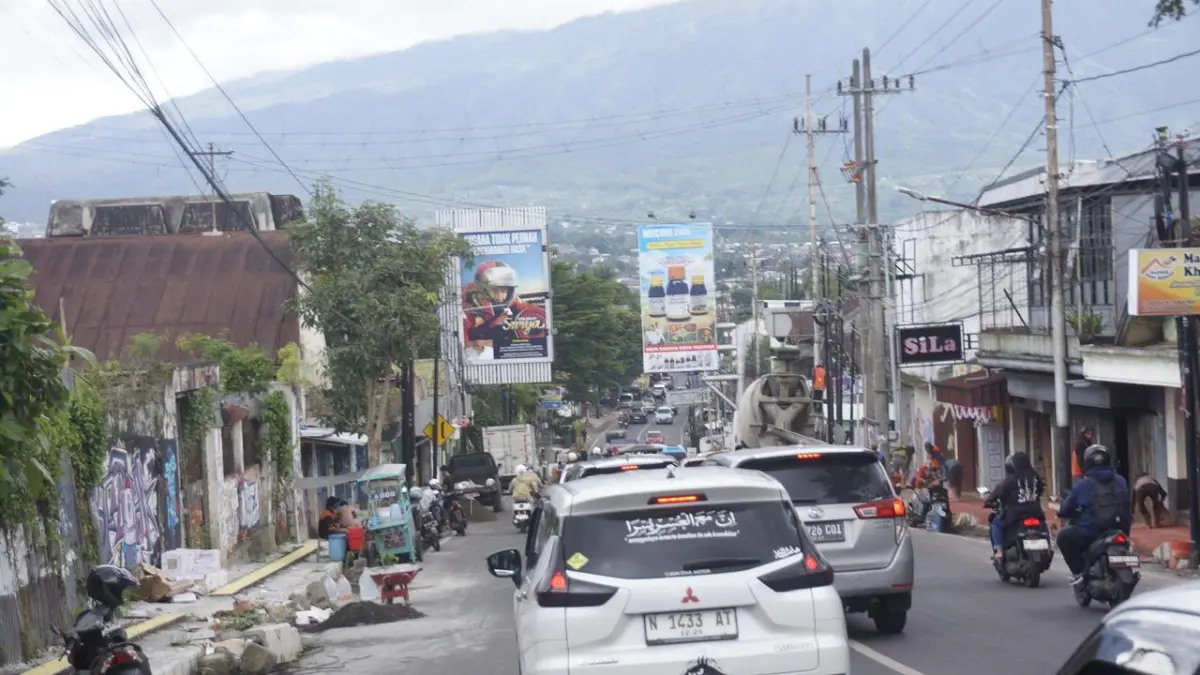Sejumlah kendaraan melintas di Jalan Brantas, Kota Batu, Senin (13/4). (Rori Dinanda Bestari/Radar Batu)
