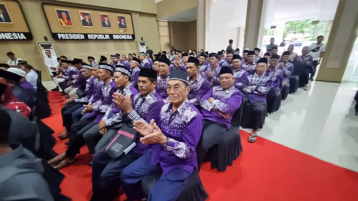 ANTUSIAS: Ratusan Calon Jemaah Haji (CJH) Kota Batu menjalani pemberangkatan secara simbolis di Balai Kota Among Tani pada musim haji tahun lalu. (Kemenag Kota Batu)