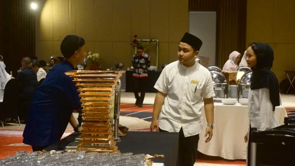 PEKERJA SWASTA: Beberapa pekerja di sektor perhotelan tampak melayani tamu beberapa waktu lalu. RORI DINANDA BESTARI/RADAR BATU