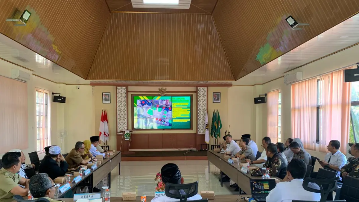 SAKSAMA: Para perwakilan berbagai instansi melakukan koordinasi final untuk keberangkatan Calon Jemaah Haji (CJH) asal Kota Batu di Aula Kementerian Agama (Kemenag) Kota Batu kemarin (13/4). KEMENHAJ KOTA BATU FOR RADAR BATU