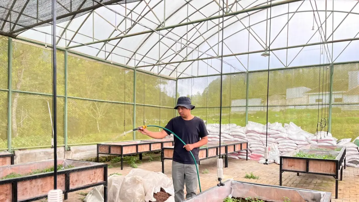 Anak-Anak Muda di Desa Sumberbrantas Membangun Laboratorium Swadaya kemarin (14/4)