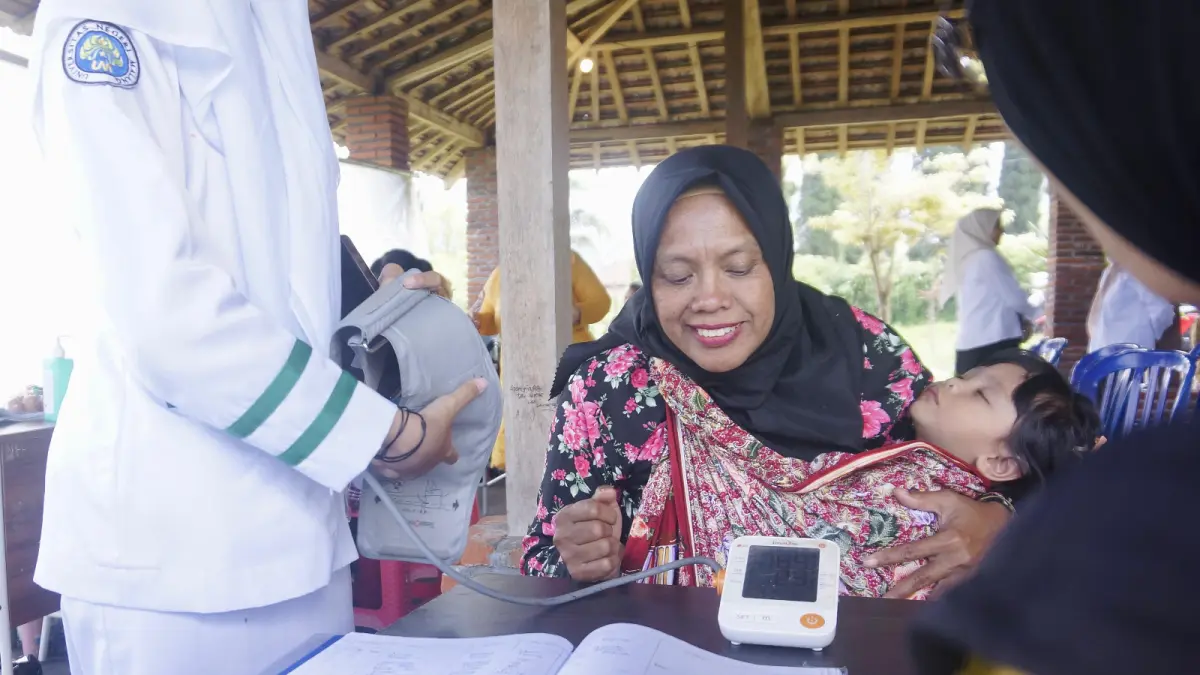 JALANI SKRINING: Salah satu peserta posyandu di Desa Tulungrejo, Kecamatan Bumiaji menjalani skrining kesehatan kemarin (14/4). RORI DINANDA BESTARI/RADAR BATU