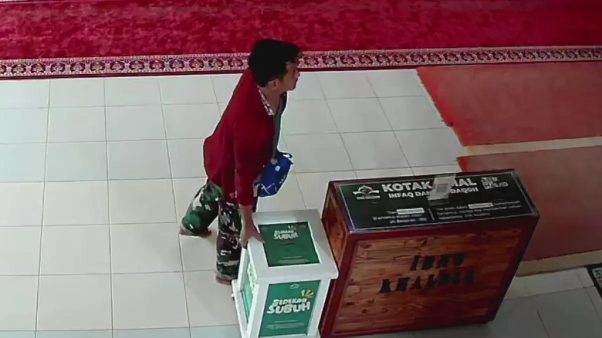 Pelaku pencurian kotak amal beraksi di Masjid Ibnu Khaldun, Ngaglik, Kota Batu, Kamis (9/4). (Kiriman warga)