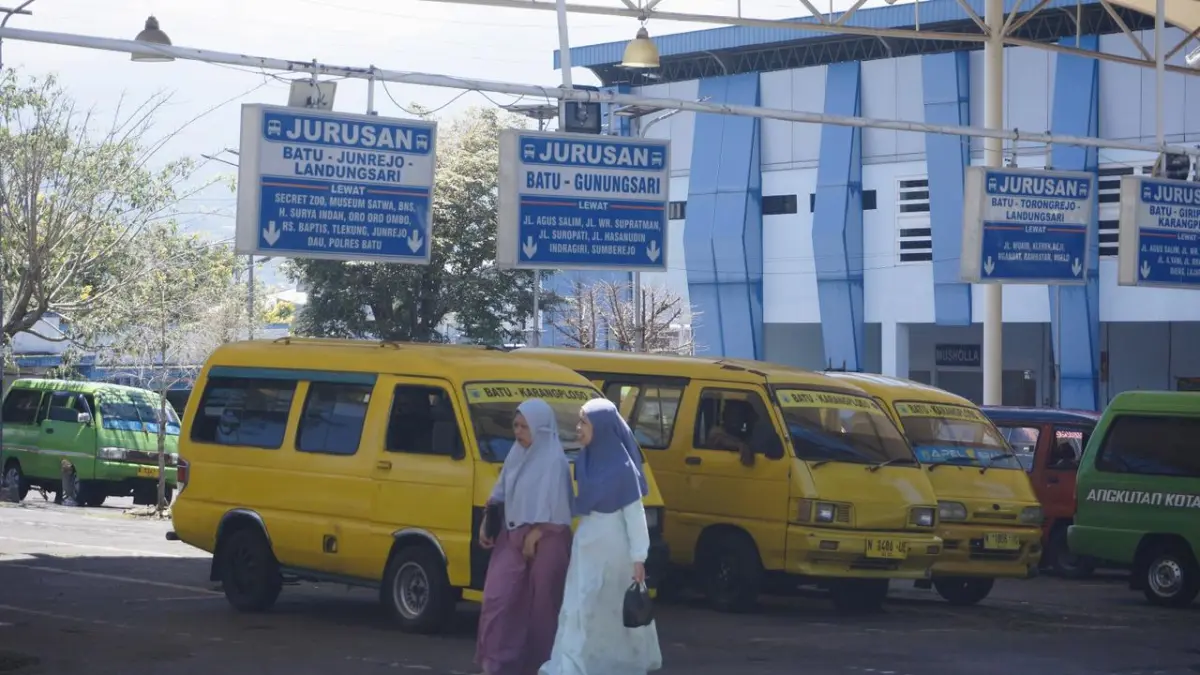 PROYEK STRATEGIS: Sejumlah armada apel gratis terparkir di kawasan Terminal Batu beberapa hari lalu. RORI DINANDA BESTARI/RADAR BATU