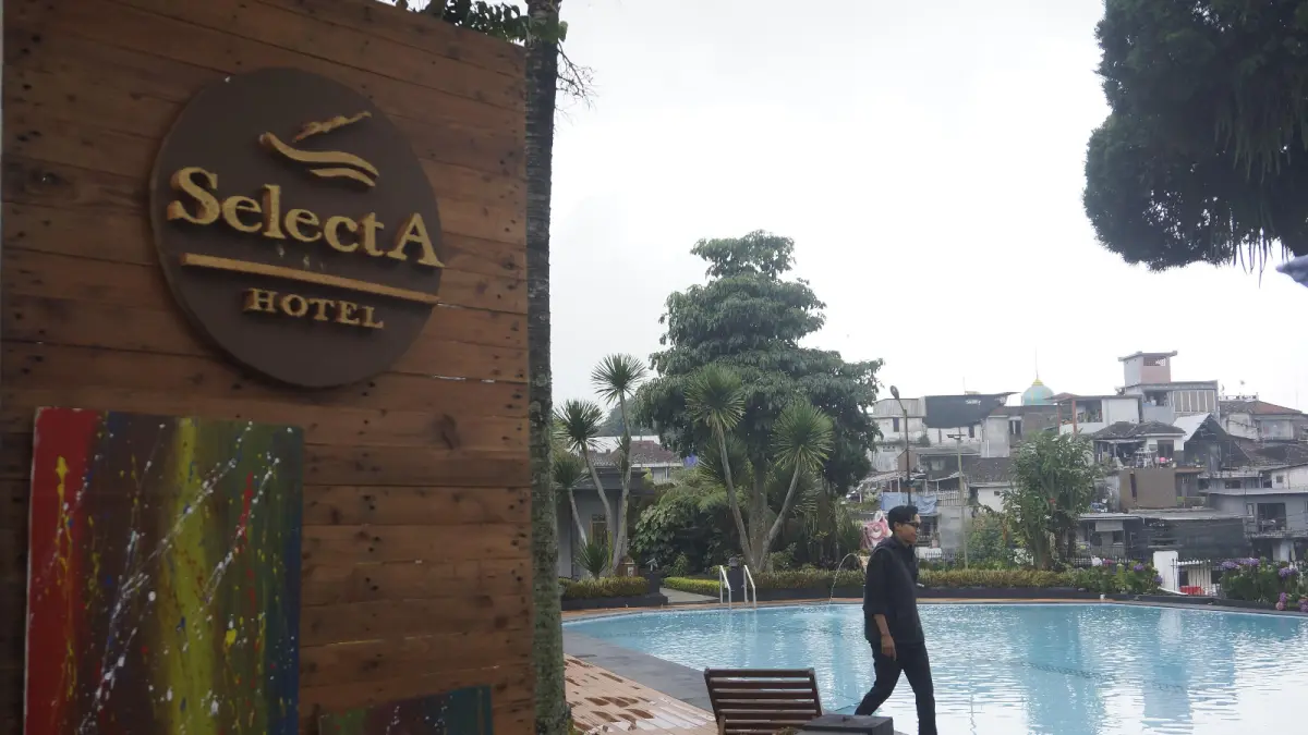 OKUPANSI RENDAH: Salah seorang wisatawan beraktivitas di Selecta Hotel, Desa Tulungrejo, Kecamatan Bumiaji beberapa hari lalu. RORI DINANDA BESTARI/RADAR BATU