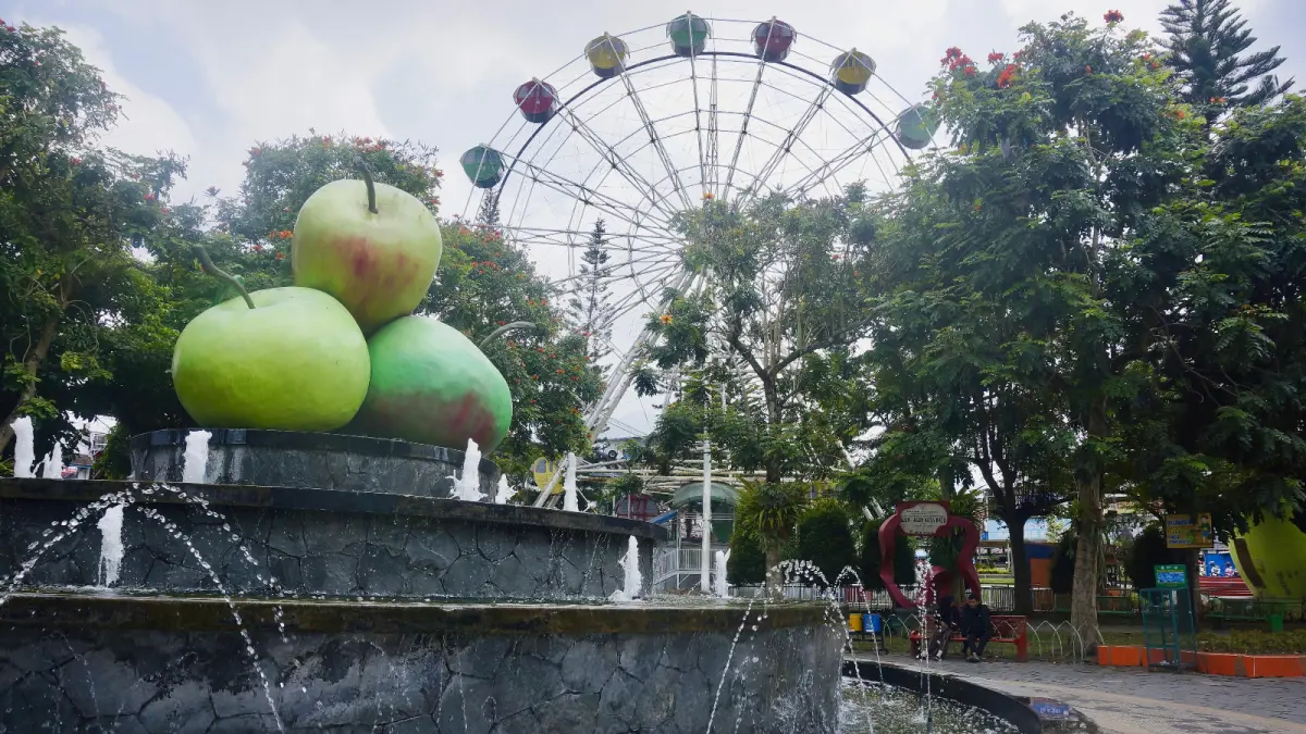 TIDAK LAYAK: Kondisi bianglala di kawasan Alun-Alun Kota Wisata Batu rusak bertahun-tahun. RORI DINANDA BESTARI/RADAR BATU