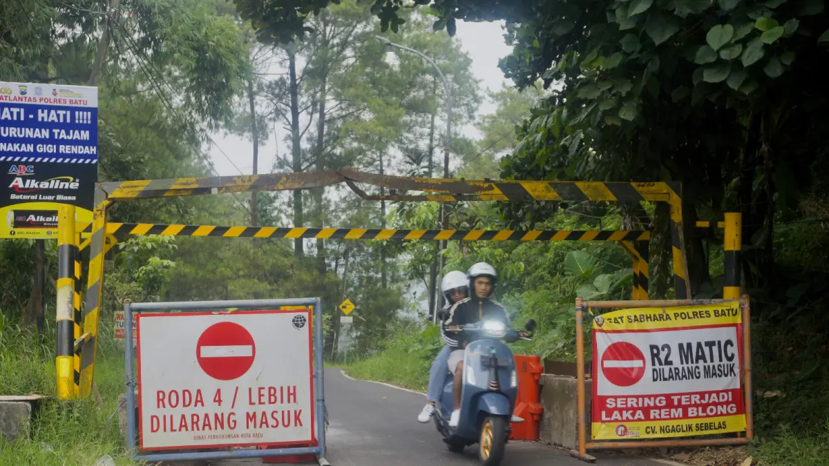 DITUTUP: Pengendara sepeda motor matic masih nekat melintas di Jalur Klemuk kemarin (17/4).