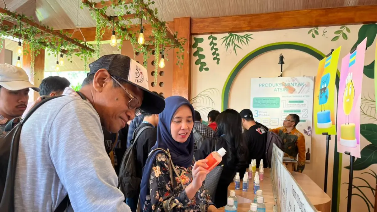 Pengunjung Baloga melihat hasil riset atsiri yang dilakukan oleh Universitas Brawijaya (UB). (Zanadia Manik Fatimah/Radar Batu)