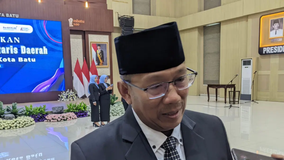 PENJABAT SEMENTARA: Pj Sekda Kota Batu Eko Suhartono menjawab pertanyaan dari awak media beberapa waktu lalu. RORI DINANDA BESTARI/RADAR BATU
