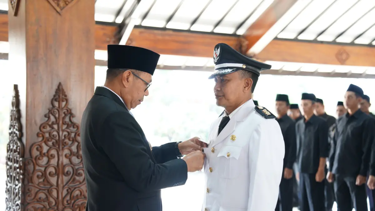 PROSES PELANTIKAN: Wali Kota Batu Nurochman menyematkan tanda jabatan kepada Kepala Desa Torongrejo, Kecamatan Junrejo di Pendapa Rumah Dinas Wali Kota Batu kemarin (17/4).

