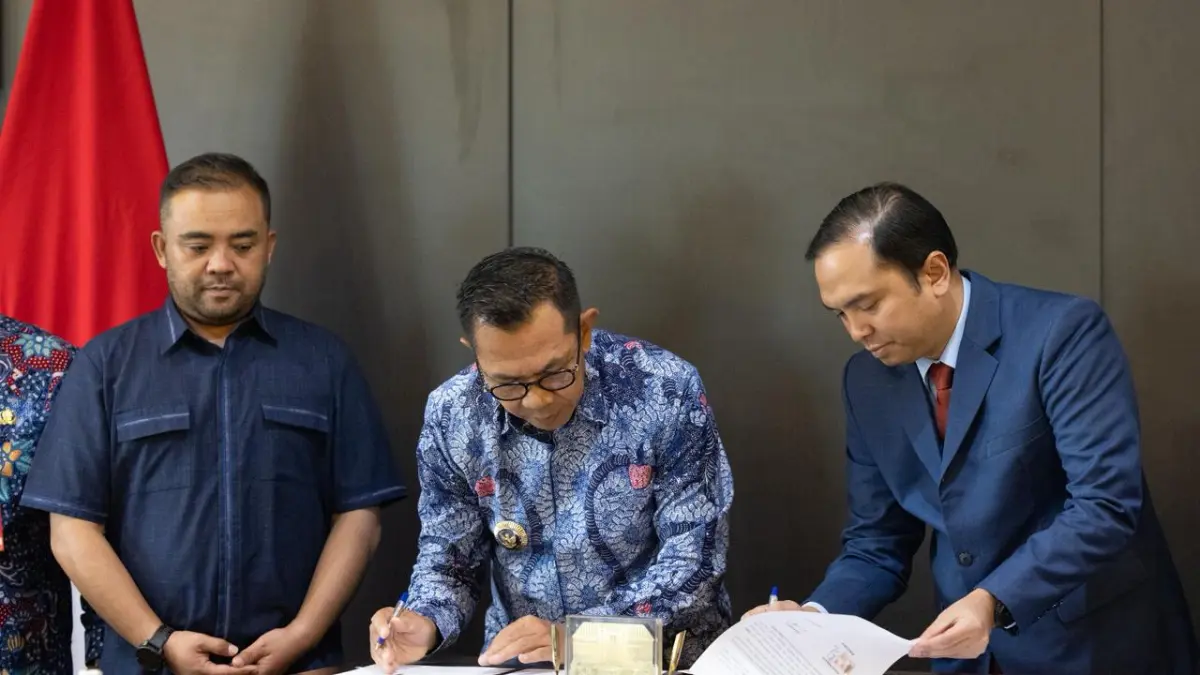 SERAHKAN PSU: Wali Kota Batu Nurochman (tengah) menandatangani berita acara serah terima PSU di Ruang Rupatama Balai Kota Among Tani Batu kemarin (16/4). PROKOPIM KOTA BATU FOR RADAR BATU