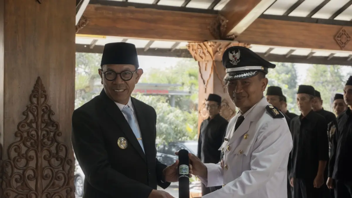 Wali Kota Batu Nurochman (kiri) melantik Kades Torongrejo Takim. (Rori Dinanda Bestari/Radar Batu)