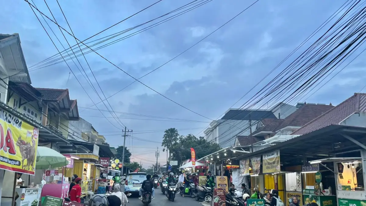 DIKELUHKAN: Kondisi parkir semrawut di Jalan Dewandaru, Kecamatan Lowokwaru tampak semrawut beberapa waktu lalu. WANASA RAHMAT AKBAR ADZANI/FREELANCE RADAR MALANG