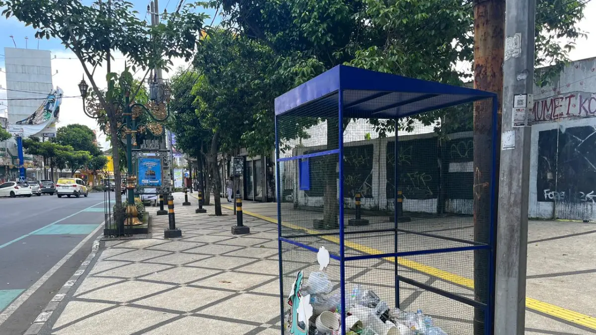 DINILAI GANGGU ESTETIKA: Wadah sampah botol plastik daur ulang di kawasan Kajoetangan Heritage masih belum penuh beberapa waktu lalu. WANASA RAHMAT AKBAR ADZANI/FREELANCE RADAR MALANG