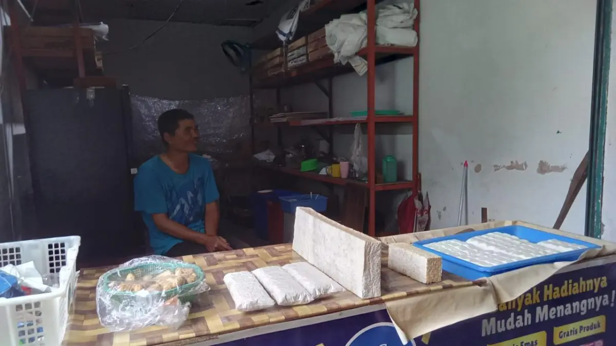 HARGA MELONJAK: Salah seorang pedagang menjual tempe kedelai di Pasar Tawangmangu beberapa hari lalu. ANDINI PUTRI LESTARI/FREELANCE RADAR MALANG