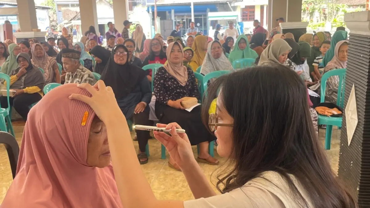 LAYANAN SOSIAL: Klinik Utama IshK Tolaram Centre juga melayani pemeriksaan mata gratis dengan mendatangi langsung ke masyarakat. 