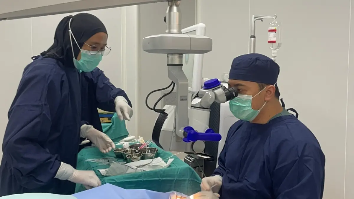 PERALATAN MODERN: Tim medis Klinik Utama IshK Tolaram Eye Centre Kota Batu melakukan operasi katarak.