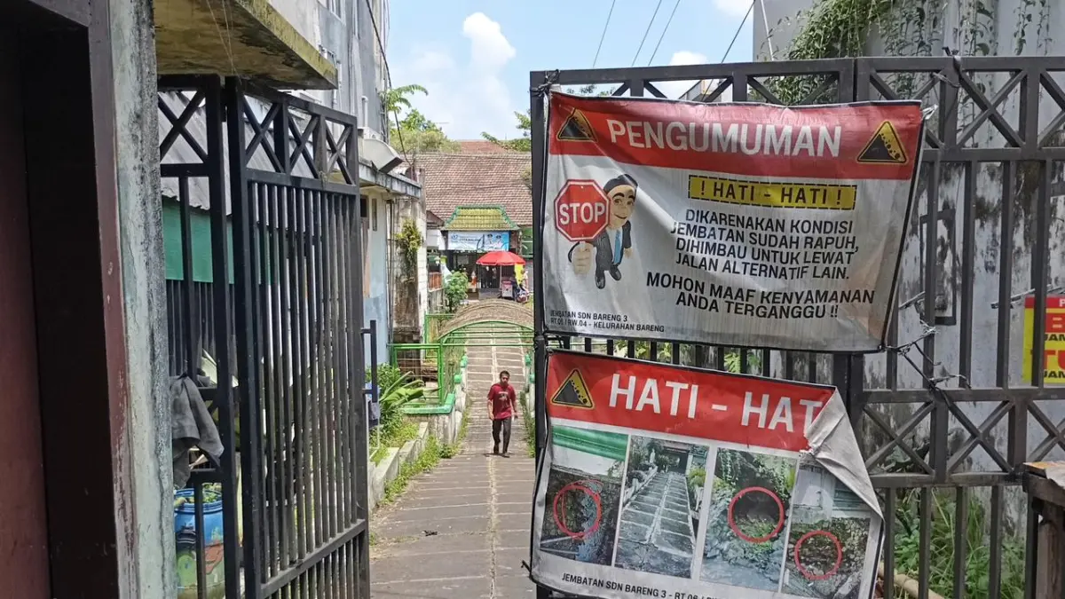 PERLU PERBAIKAN: Kondisi jembatan di kawasan Bareng, Kecamatan Klojen dipasang spanduk peringatan. RAYYAN SUGANGGA/FREELANCE RADAR MALANG