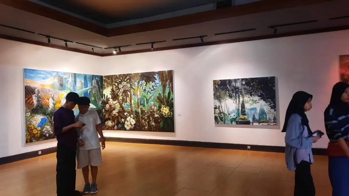 PUSAT PERHATIAN: Beberapa Pengunjung Berfoto dengan Karya Pameran Solo Slamet Henkus di Galeri Raos pada Sabtu (18/4)