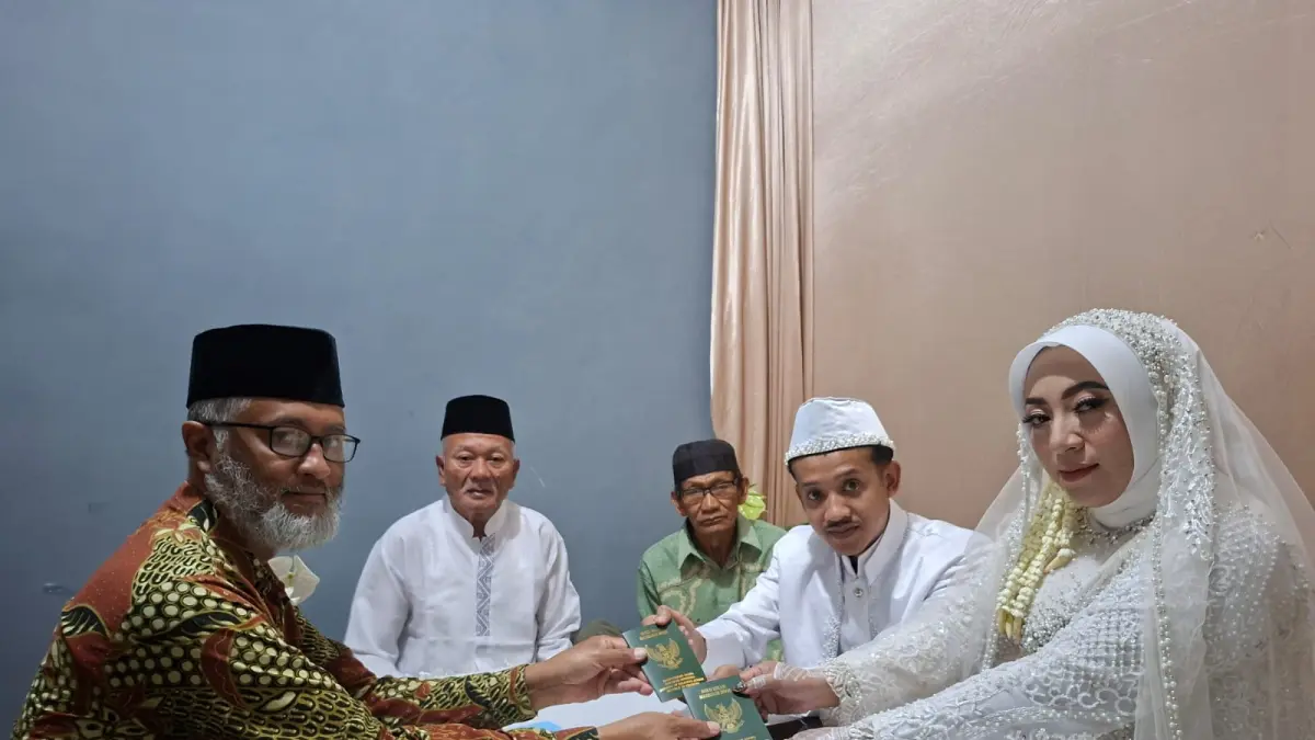 SAKRAL: Sepasang suami istri asal Kecamatan Junrejo melangsungkan pernikahan di rumahnya beberapa waktu lalu. KUA JUNREJO FOR RADAR BATU 