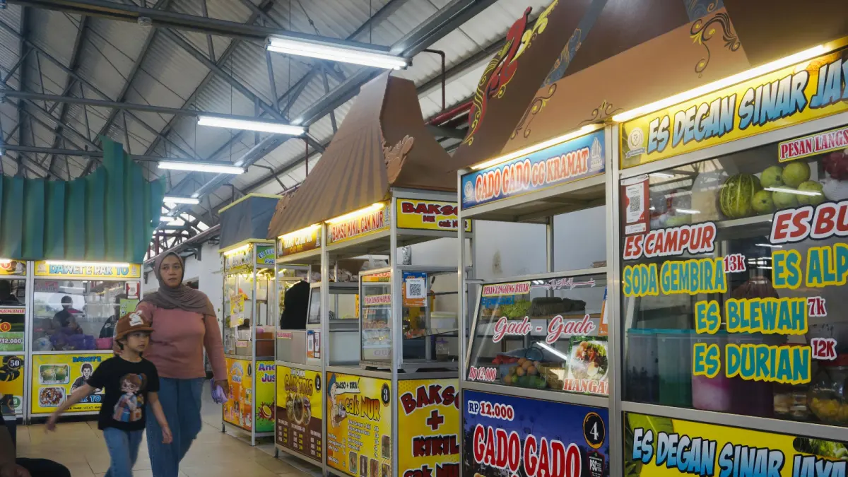HARGA NAIK: Deretan lapak kuliner di Pasar Induk Among Tani Batu jadi jujugan wisatawan kemarin (19/4). RORI DINANDA BESTARI/RADAR BATU