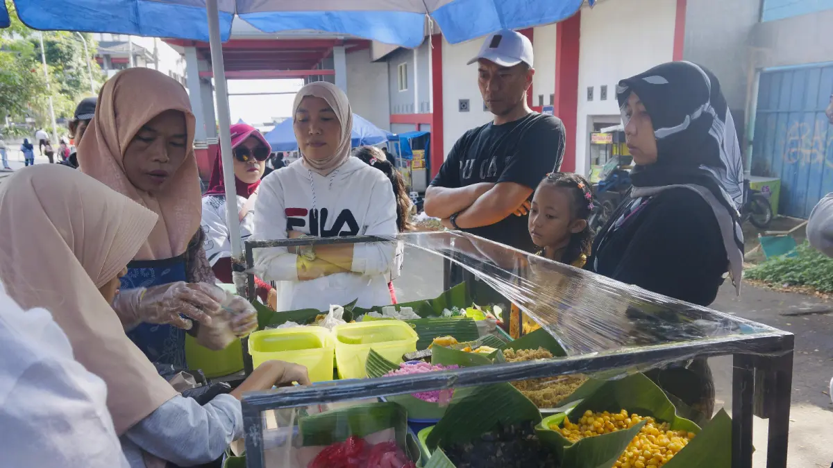 JADI PRIMADONA: Beberapa pengunjung memadati lapak jajanan pasar di CFD Mbatu Sae kemarin (19/4). RORI DINANDA BESTARI/RADAR BATU