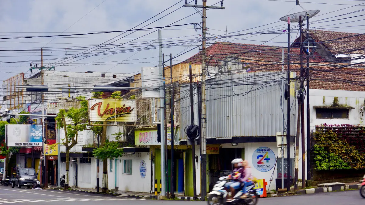 MASIH SEMRAWUT: Pemandangan kabel udara di perempatan Jalan Gajahmada, Kecamatan Batu masih terlihat semrawut. RORI DINANDA BESTARI/RADAR BATU