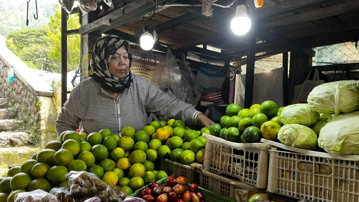 Pedagang di Pasar Songgoriti masih tetap buka. (Zanadia Manik Fatimah/Radar Batu)