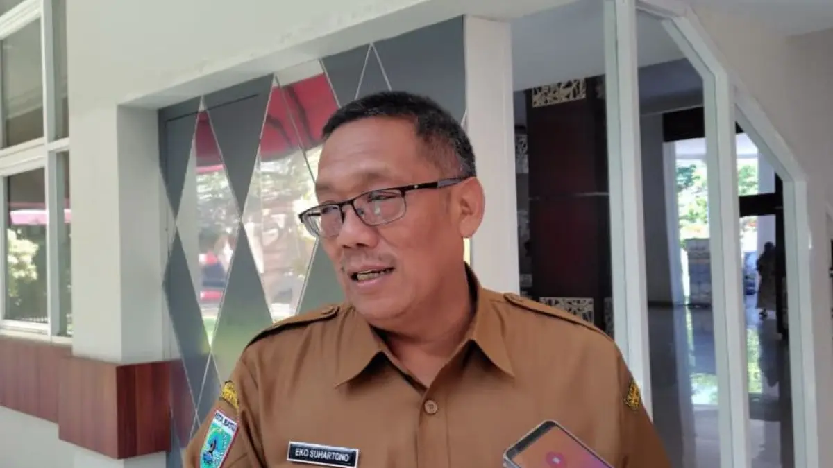 Pj Sekda Kota Batu Eko Suhartono menjawab pertanyaan awak media. (Rori Dinanda Bestari/Radar Malang)