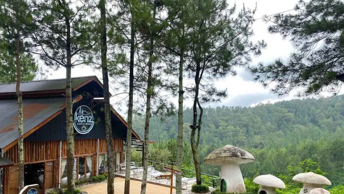 Kenz Cafe & Resto dengan konsep alam dan view gunung di kota Batu (Instagram @fahmi_muhlis)