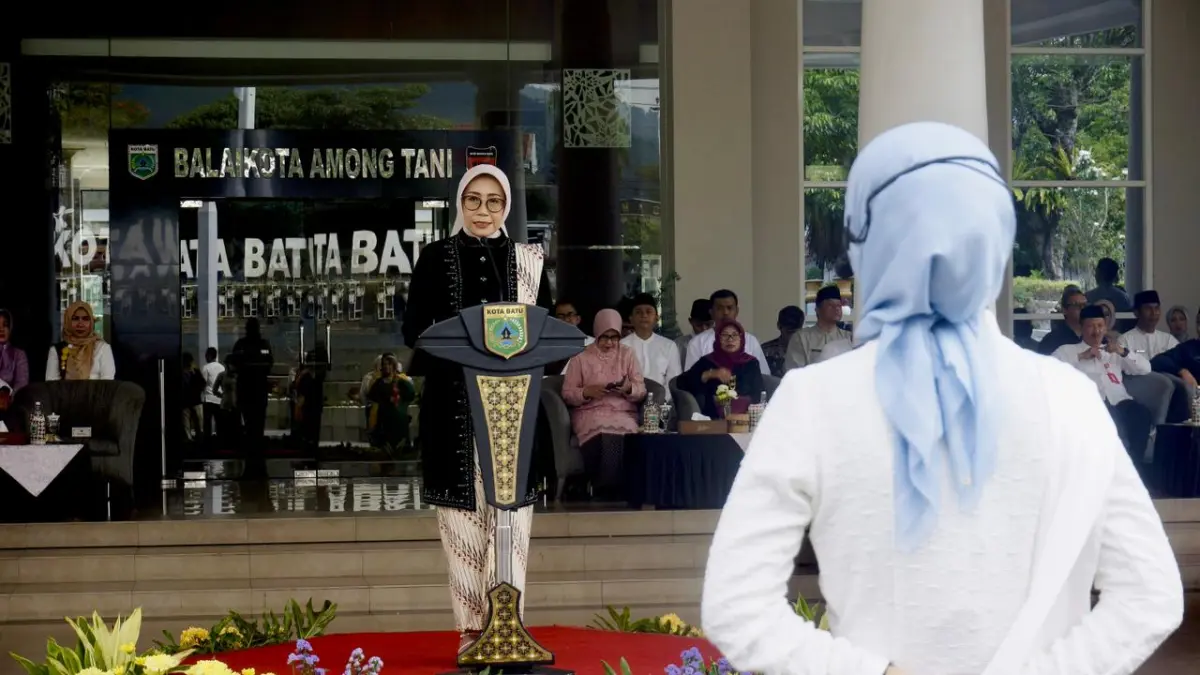 Ketua Tim Penggerak PKK Kota Batu Siti Faujiah Nurochman memimpin upacara peringatan Hari Kartini di Balai Kota Among Tani, Selasa (21/4). (Rori Dinanda Bestari/Radar Batu)