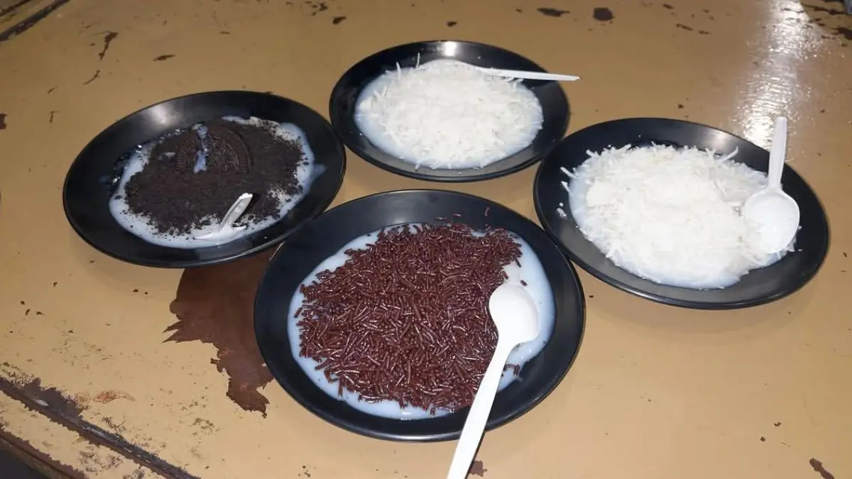 Menu Susu Ketan Pak Yan, Ketan susu topping keju, meses dan oreo (Sekar Hayyu / Radar Batu)