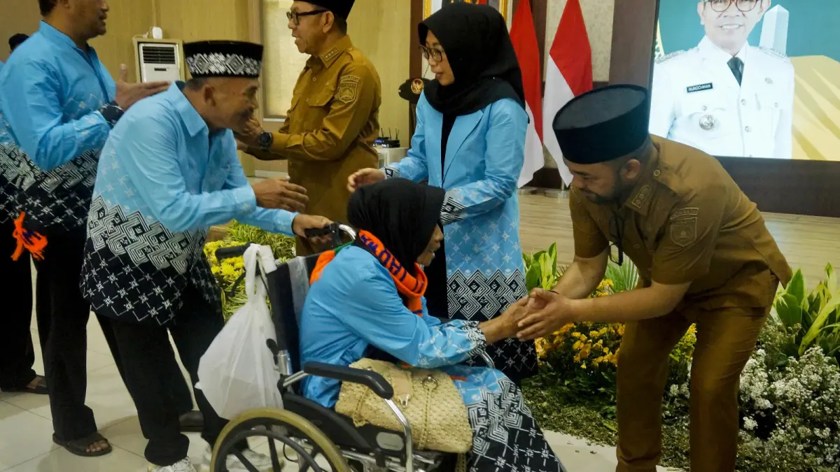PERJALANAN SPIRITUAL: Beberapa jemaah haji bersalaman dengan jajaran eksekutif Pemkot Batu dalam kegiatan Pelepasan Jemaah Haji Kota Batu di Graha Pancasila Balai Kota Among Tani Batu kemarin (20/4). RORI DINANDA BESTARI/RADAR BATU