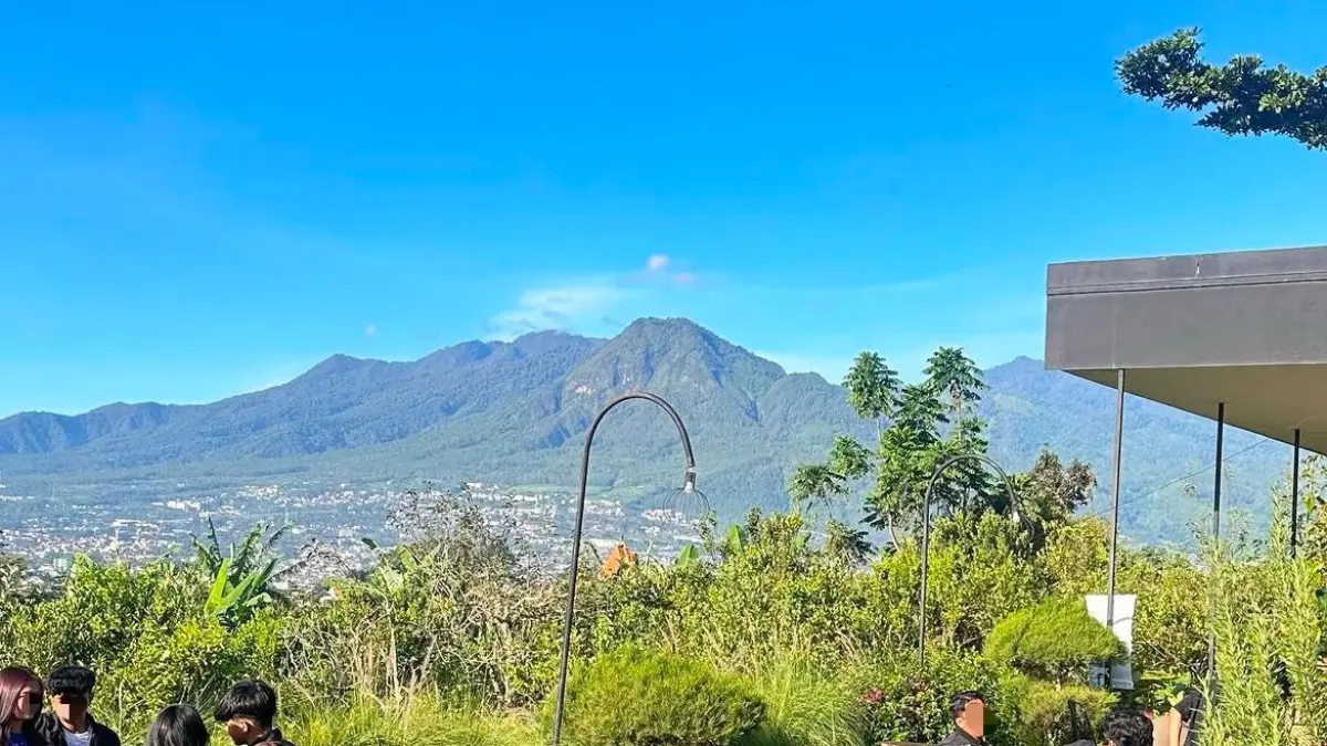Sewaktu Coffee & Eatery menjadi nongkrong nyaman dengan view alam dan gunung (Instagram @sewaktu.cafe)