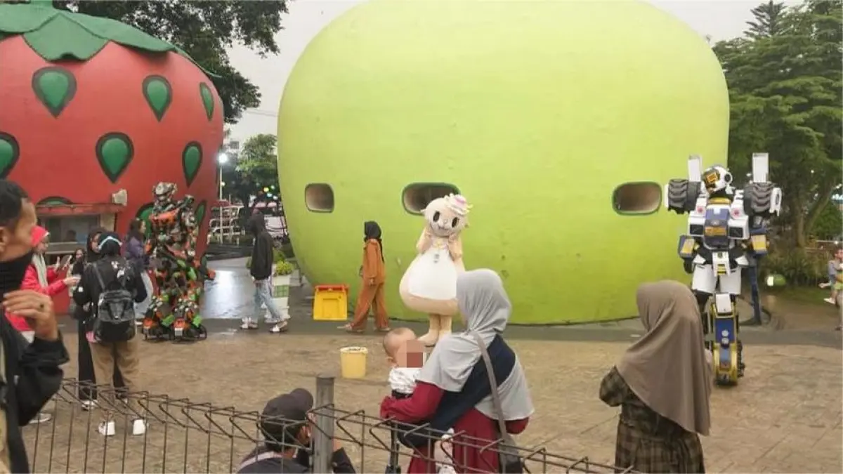 Suasana alun-alun Kota Batu di sore hari (Sekar Hayyu / Radar Batu) 