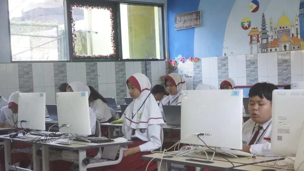 UJI KOMPETENSI: Sejumlah siswa mengikuti TKA gelombang satu di SDN Ngaglik 2 kemarin (20/4). RORI DINANDA BESTARI/RADAR BATU