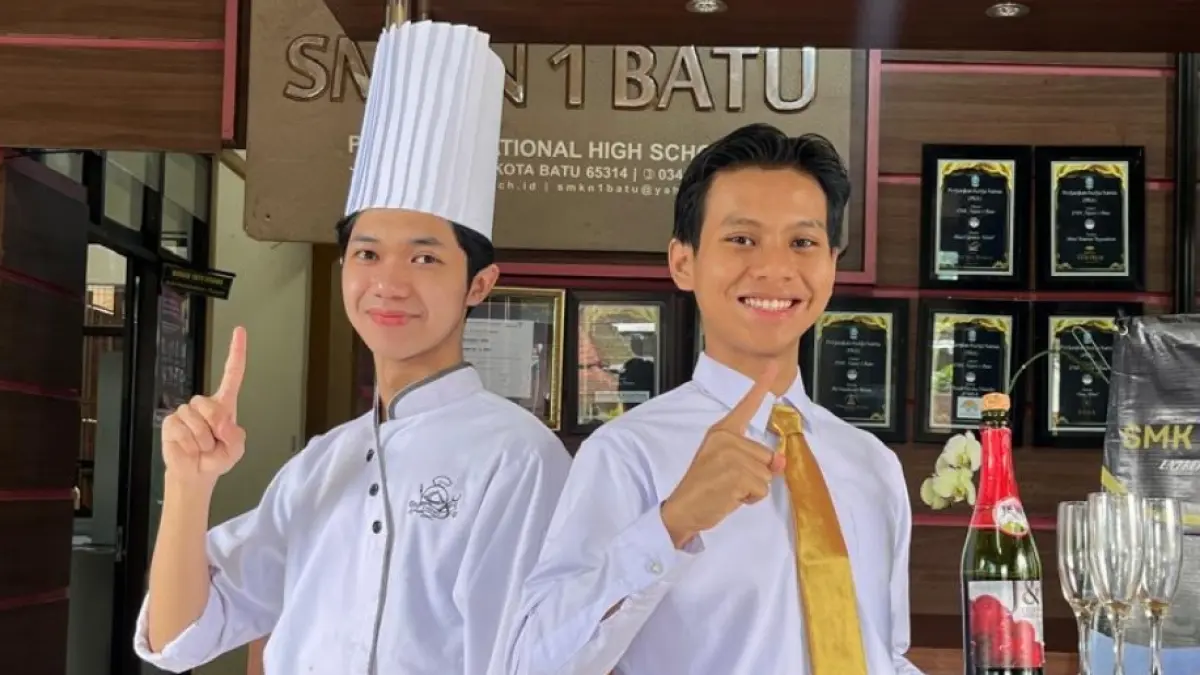 ANDALAN: Nauval Darendra Franstiko (kiri) menembus Top 10 dan  Bima Airasta Ramdhani urutan ke 4 kategori restoran service. 