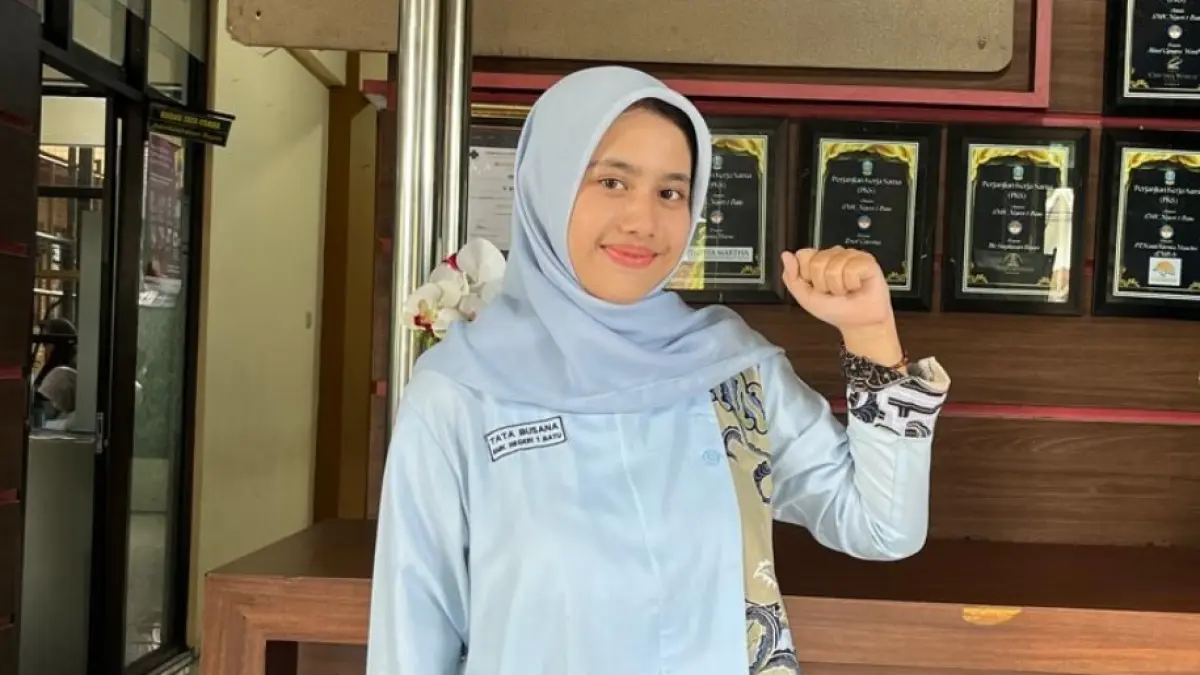 BERBAKAT: Fara Aulia Safitri peraih urutan 4  dalam lomba fashion technology. 