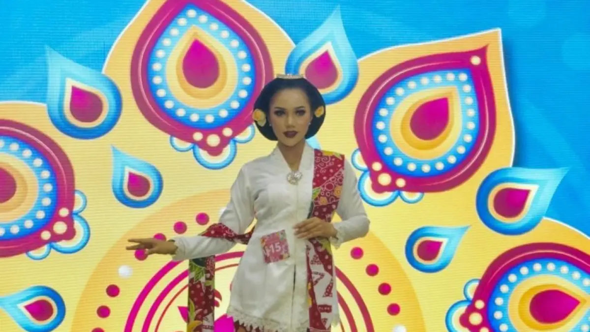 CANTIK: Salah seorang perwakilan OPD melenggang di hadapan dewan juri di gedung Graha Pancasila Balai Kota Among Tani Batu kemarin (21/4). RORI DINANDA BESTARI/RADAR BATU