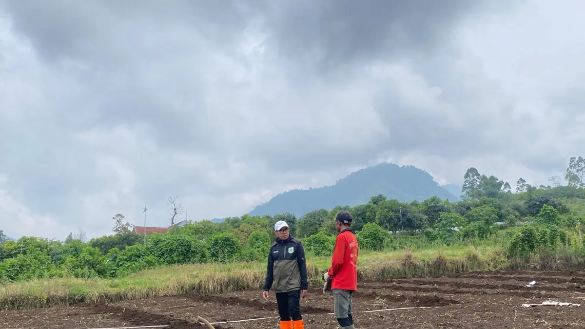 CEGAH BENCANA: Wali Kota Batu berbincang dengan sejumlah petani di kawasan Desa Tulungrejo, Kecamatan Bumiaji beberapa waktu lalu. RORI DINANDA BESTARI/RADAR BATU