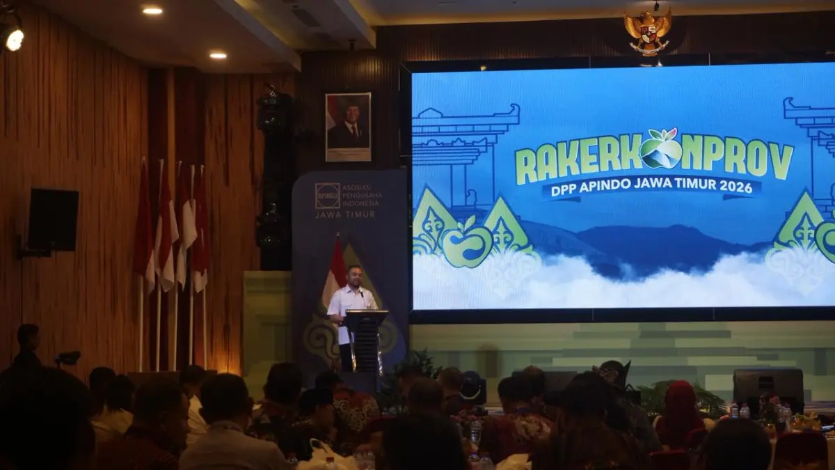 lt Wali Kota Batu Heli Suyanto memberikan sambutan dalam Rakonkorprov DPP Apindo Jatim yang digelar di Senyum Hotel Jawa Timur Park 3 Rabu (22/4). (Rori Dinanda Bestari/Radar Malang)