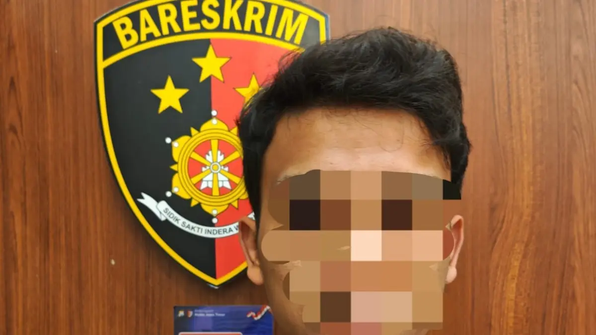 Pelaku berinisial BDB, 28, diamankan polisi setelah mencuri 19 keping emas di Ngantang. (Humas Polres Batu)