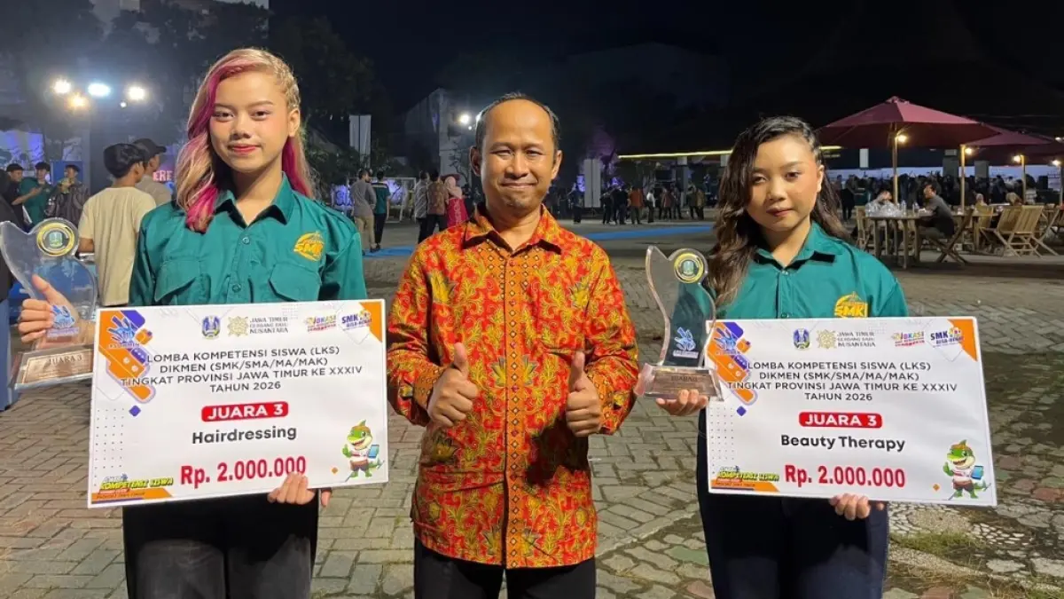 PRESTASI: Dari kiri, Sesxy Ajeng Mascela juara 3 hairdressing, Kepala SMKN 1 Batu Arik Harianto, dan Novita Yolanda Rahmadani menerima hadiah dalam Lomba Kompetensi Siswa Tingkat Provinsi Jatim baru-baru ini.