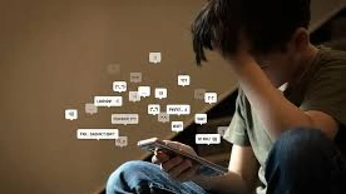 ilustrasi korban cyberbullying yang merasa frustasi (sumber laman resmi halodoc)