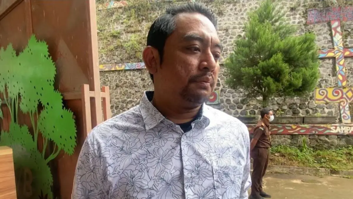 JAWAB PERTANYAAN: Kasi Intel Kejari Batu Wisnu Sanjaya menjawab pertanyaan dari awak media kemarin (22/4). RORI DINANDA BESTARI/RADAR BATU